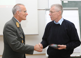 Brigadier Herke begrüßte den deutschen Delegationsleiter Oberst Hofmann auf das Herzlichste!