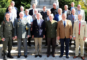 40-jähriges Ausmusterungsjubiläum des Jahrganges „Conrad von Hötzendorf“ an der Theresianischen Militärakademie ! >Ein besonderes Ausmusterungsjubiläum begingen vom Freitag den 18. September 2015, 20 hochrangige Offiziere des Jahrganges Conrad von Hötzendorf, an ihrer ehemaligen militärischen Heimat, der Theresianischen Militärakademie in Wiener Neustadt. Der „Point of Contact“ des Jahrganges, GenMjr. i.R. Helmut Dorner hat für seinen Jahrgang ein interessantes Jubiläumsprogramm organisiert. Nach einer Kranzniederlegung am Denkmal der im Dienst verunglückten Offiziere des Bundesheeres der 2. Republik und einem gemeinsamen Jahrgangsfoto vor der Statue der berühmten und weitsichtigen Gründerin der Militärakademie, wurde der Jubiläumsjahrgang im Maria Theresien-Rittersaal vom Leiter der Stabsabteilung an der Militärakademie, Obst Thomas Mittermayer, an seiner ehemaligen militärischen Heimat, auf das Herzlichste willkommen geheißen.  Im Anschluss daran hielt der Leiter der Gruppe Ausbildungswesen im Landesverteidigungsressort, Brigadier Mag. Karl Prohnagl einen hochinteressanten Vortrag über aktuelle Themen im Österreichischen Bundesheer. Danach führte Obst i.R. Alfred Hrubant den Jubiläumsjahrgang durch die große und lange Geschichte der ehemaligen Kaiserresidenz und Ausbildungsstätte für Offiziere des Österreichischen Bundesheeres.  Feldmarschall Conrad von Hötzendorf Die geistige Grundhaltung von Conrad von Hötzendorf, der Optimismus gepaart mit Angriffsgeist und Courage – Eigenschaften, die immer mehr und mehr – wie es scheint – verloren gehen, einerseits und Conrad von Hötzendorfs militärischer und politischer Scharfblick, sowie eine ausgewogene und charakterfeste Haltung andererseits, waren ausschlaggebend, dass dieser große österreichischer Heerführer als Jahrgangsname ausgewählt wurde. Feldmarschall Hötzendorf fasste das Verhältnis zwischen Vorgesetzten und Untergebenen vom idealen Standpunkt des gleichen Dienens für eine große Sache und enger Zusammengehörigkeit in einer großen Familie, der Armee, auf: „Der Inhalt steht über der Form, der Geist über der Materie, das Erziehen über dem Abrichten, die Überzeugung über dem Zwang, das feldmäßige Können über dem parademäßigen Drill“. Conrad von Hötzendorf wurde am 11. November 1852 in Penzing geboren. Er trug als Generalstabschef der am Ersten Weltkrieg beteiligten Mächte am längsten die Last seines Amtes. Der aus der Infanterie hervorgegangene Generalstabsoffizier zeigte frühzeitig hohe Begabungen, nicht nur für taktische Probleme, sondern auch für wissenschaftliche und politische Fragen. Er vertrat die Ansicht, dass die reine Abwehr im modernen Krieg keine Chancen hätte, sondern der Angriff, womöglich die Umfassung, den Sieg herbeiführen müssten. Seine Vorstellungen von der Innenpolitik, ja die zum Teil selbstherrliche Vorgangsweise, schufen ihm viele Feinde. Am 14. Juni seines Postens enthoben, erlebte FM Conrad den Zusammenbruch der Monarchie. Feldmarschall Conrad von Hötzendorf verstarb am 25. August 1925 in Bad Mergentheim.  M.f.G. Martin Pickl, Vzlt Bild: Vzlt Gerhard Seeger/TherMilAk Bildtext: Eine starke Verbundenheit und Einigkeit zeichnen nach wie vor den Jahrgang Conrad von Hötzendorf aus!