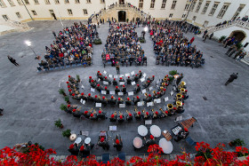 Zahlreiche Zuhörer beim Burghofkonzert (© Richard Schwarzenecker)